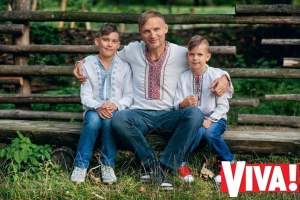 Олег Скрипка показал подросших сыновей в семейной фотосессии