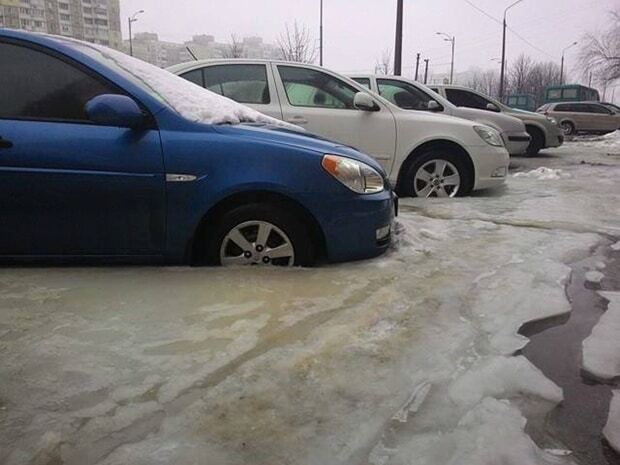 В Киеве на парковке автомобили вмерзли в лед: фотофакт