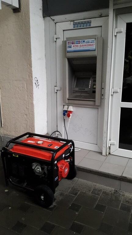 Блэкаут-лайфхак: в Ялте показали, как снять деньги с обесточенного банкомата. Фотофакт