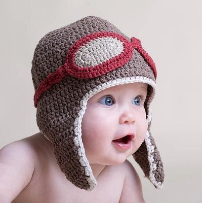 Бабушка связала: смешные фото малышей в шапочках