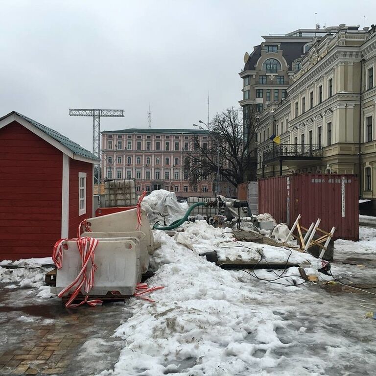 В центре Киева после празднования Нового года остались кучи мусора: фотофакт