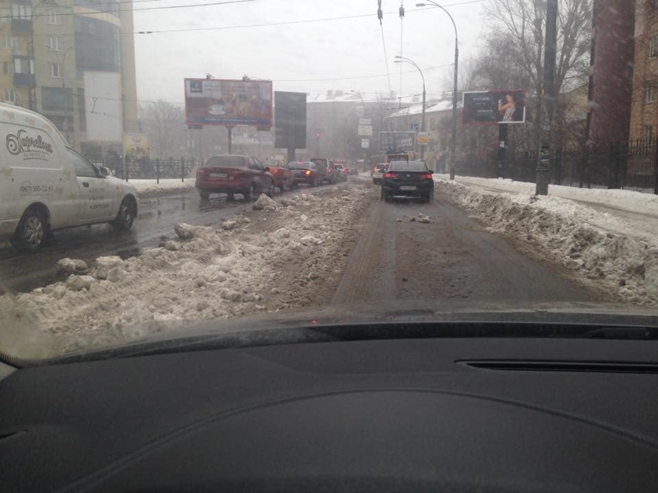 Грязь по колено: киевляне заподозрили дорожников в мухляже с чисткой снега