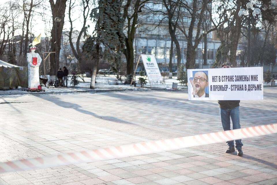 "Я премьер - страна в де**ме": в Киеве прошел одиночный пикет против Яценюка. Фотофакт