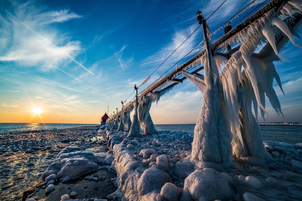 Скуті кригою маяки озера Мічиган: захоплюючі фото