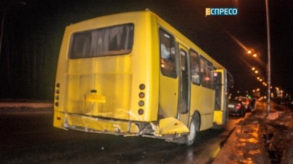 В Киеве пьяный водитель Ford протаранил маршрутку