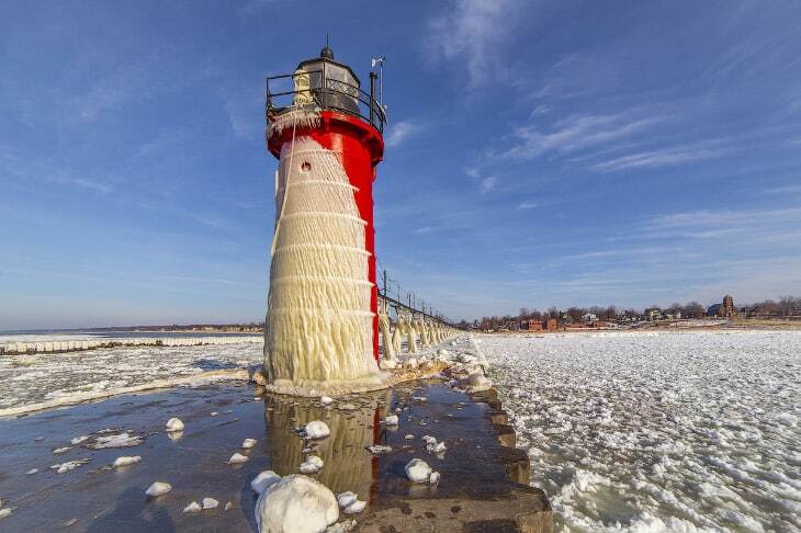 Скуті кригою маяки озера Мічиган: захоплюючі фото
