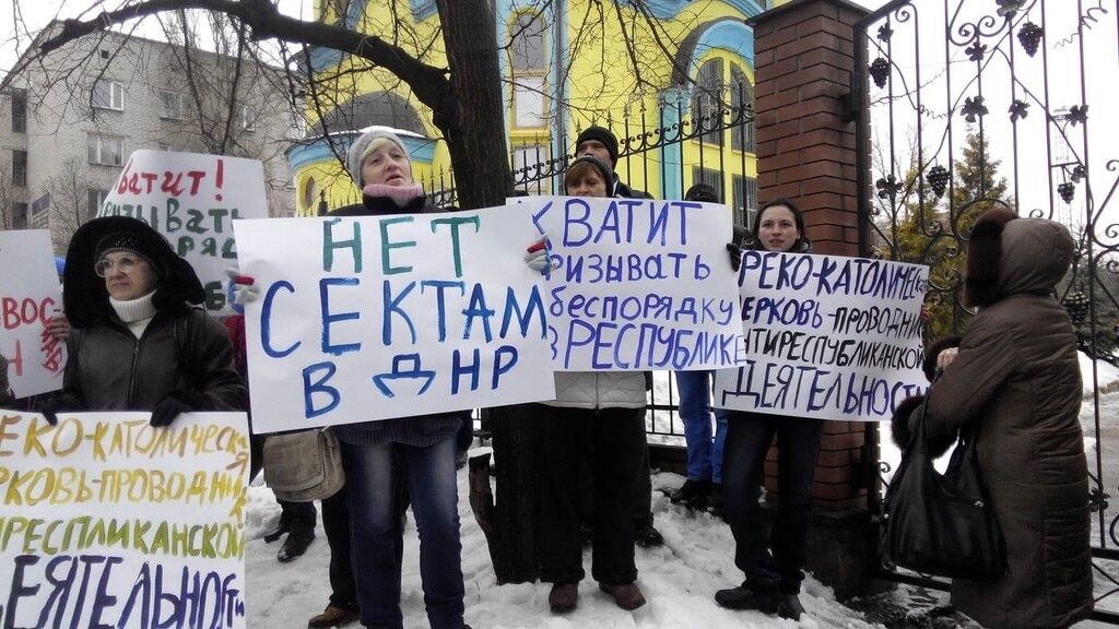 "Секта ЦРУ": у Донецьку провели мітинг проти греко-католиків