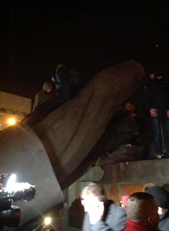 В Днепропетровске повалили памятник организатору Голодомора