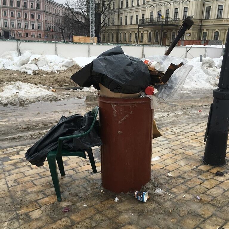 В центре Киева после празднования Нового года остались кучи мусора: фотофакт
