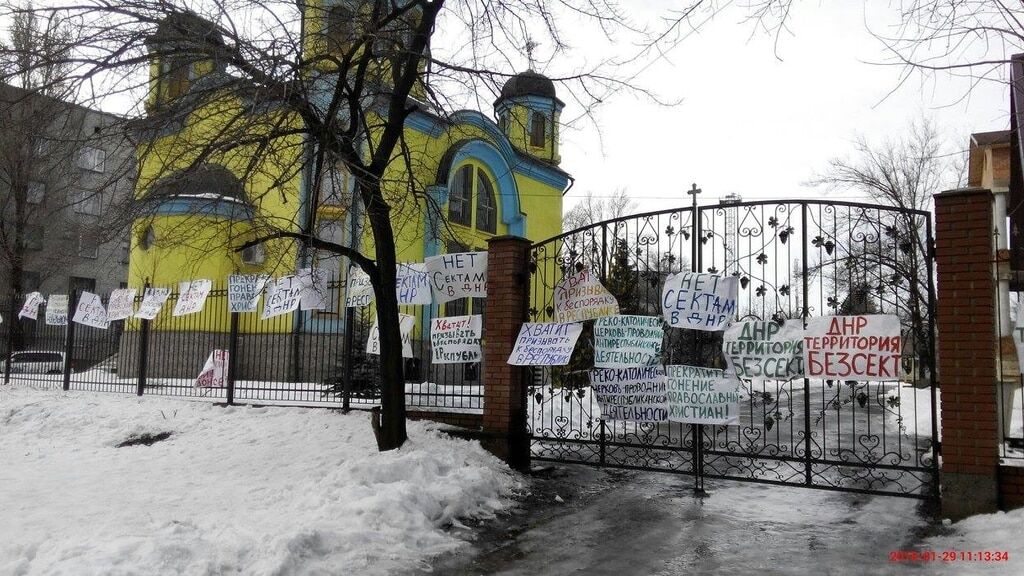 "Секта ЦРУ": у Донецьку провели мітинг проти греко-католиків