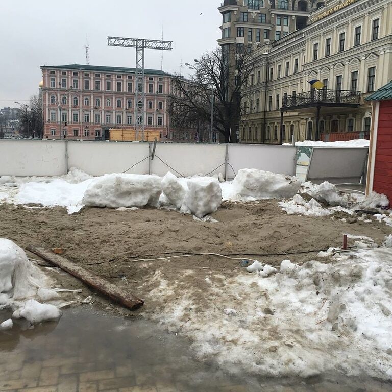 В центре Киева после празднования Нового года остались кучи мусора: фотофакт