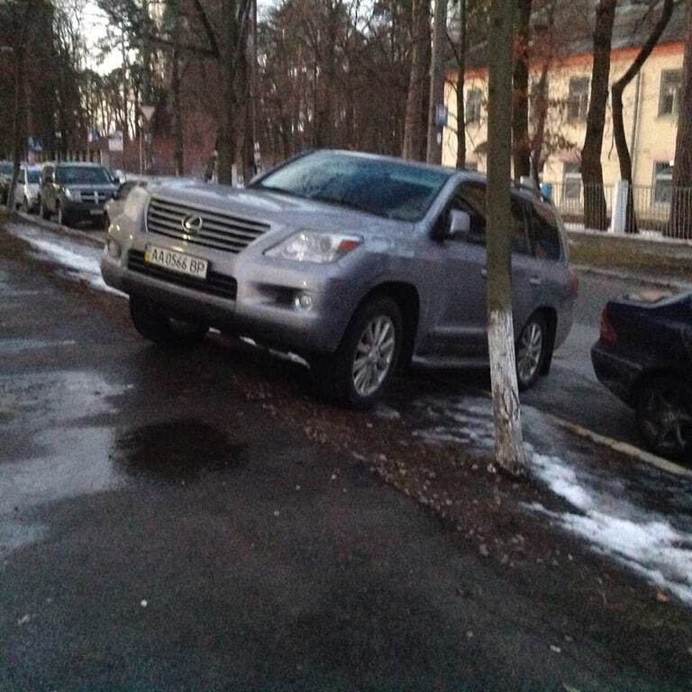 В Киеве автохам на Lexus с номерами "ВР" заблокировал парковку полиции
