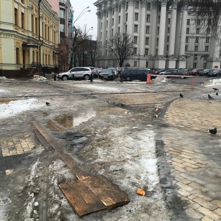 В центре Киева после празднования Нового года остались кучи мусора: фотофакт