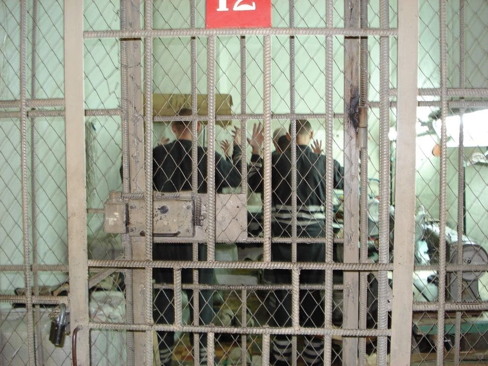 Запретная зона: опубликованы фото заключенных из тюрем России