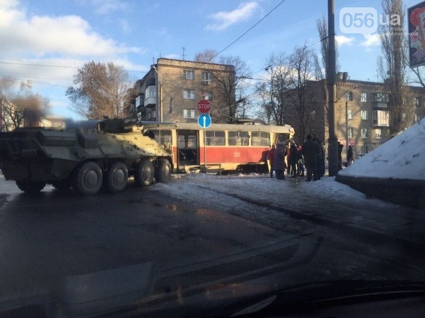 В Днепропетровске БТР протаранил трамвай