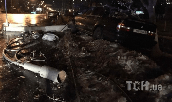 У Києві авто переїхало бетонний стовп: опубліковані фото