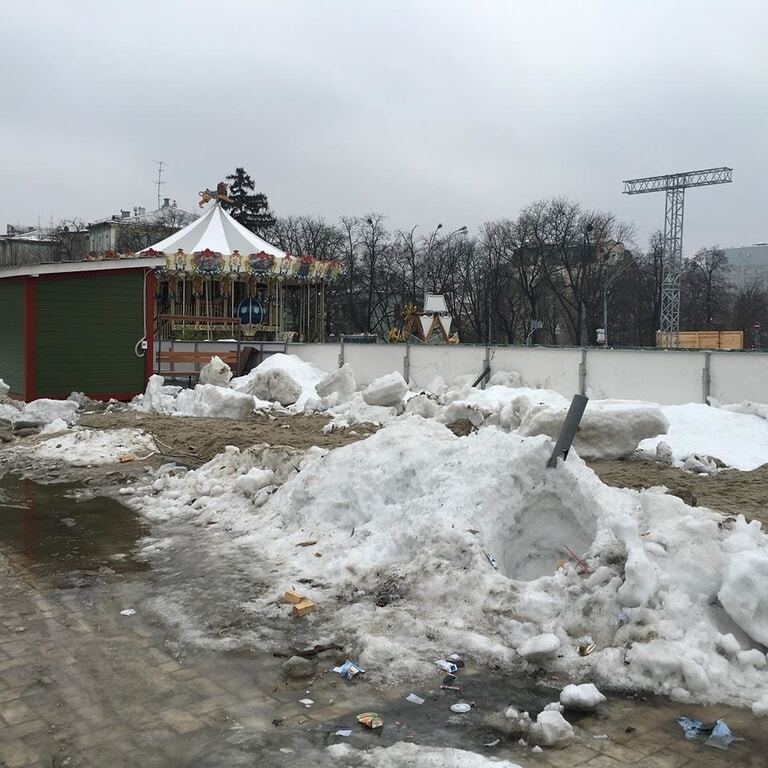 В центре Киева после празднования Нового года остались кучи мусора: фотофакт