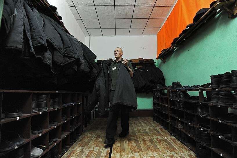 Запретная зона: опубликованы фото заключенных из тюрем России