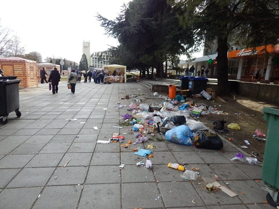 Оккупированная Ялта встретила Новый год горами мусора: фотофакт