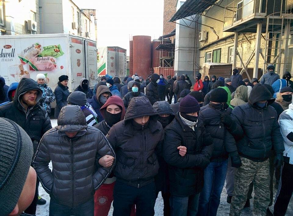 Атака рейдеров в Житомире: полиция "закрыла глаза" на избиение женщин
