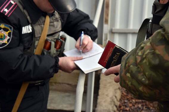 Откройте, полиция! Под Мариуполем провели антитеррористический рейд: опубликованы фото