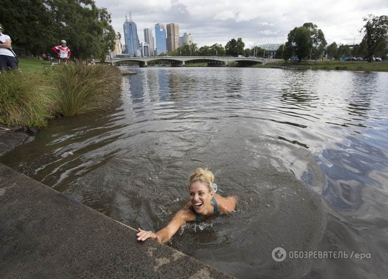 Сенсационная победительница Australian Open прыгнула в холодную реку после награждения: видео и фото заплыва