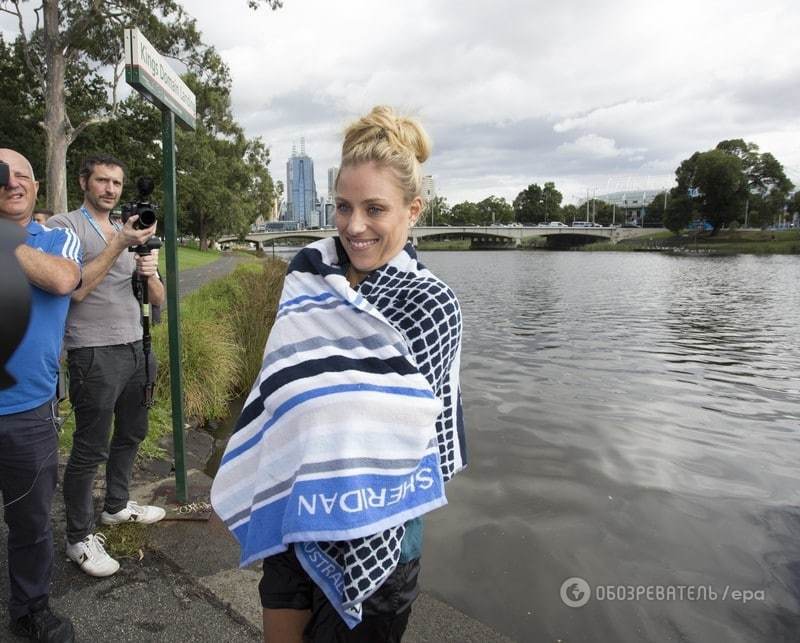 Сенсационная победительница Australian Open прыгнула в холодную реку после награждения: видео и фото заплыва