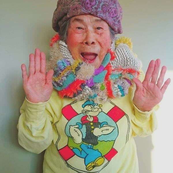 93-річна бабуся-фотомодель рекламує одяг онучки в Instagram: яскраві фото модниці