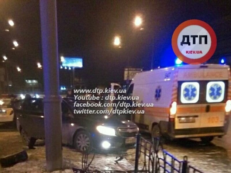 В Киеве Hyundai врезался в столб: есть пострадавшие