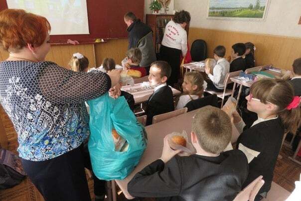 Новий рік у "ДНР". У Макіївці дітям подарували батони: фотофакт