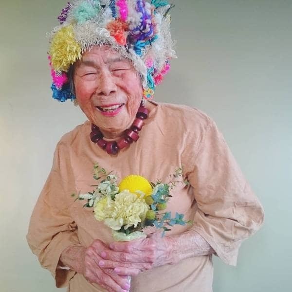 93-летняя бабушка-фотомодель рекламирует одежду внучки в Instagram: яркие фото модницы