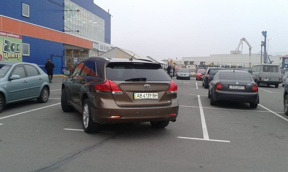 У Києві "героїня парковки" зайняла два місця близько гіпермаркету