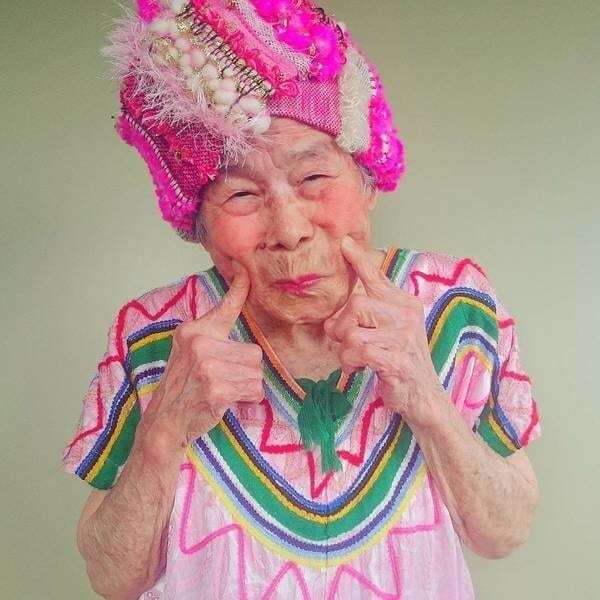 93-річна бабуся-фотомодель рекламує одяг онучки в Instagram: яскраві фото модниці