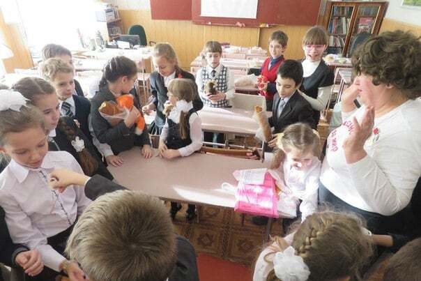 Новий рік у "ДНР". У Макіївці дітям подарували батони: фотофакт