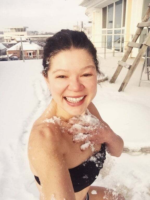 Счастливая Руслана выбежала на мороз в купальнике: фотофакт