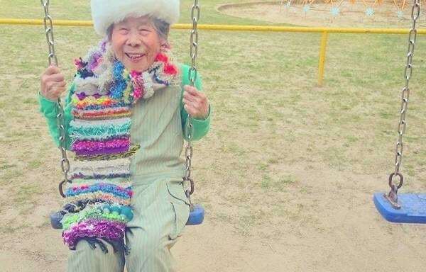 93-летняя бабушка-фотомодель рекламирует одежду внучки в Instagram: яркие фото модницы