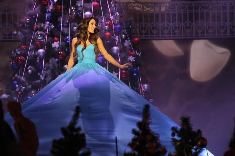 Влюбленная Огневич поразила 6-метровым платьем на новогоднем концерте