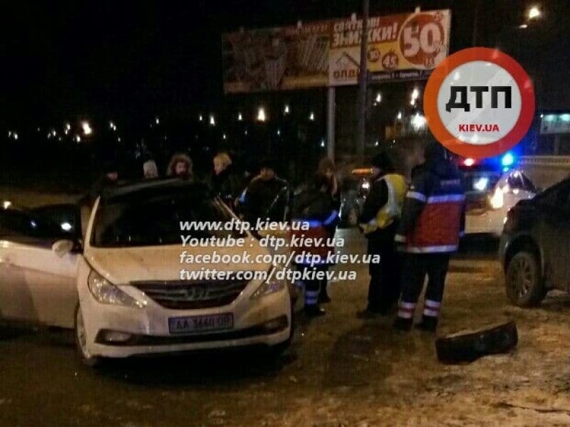 В Киеве Hyundai врезался в столб