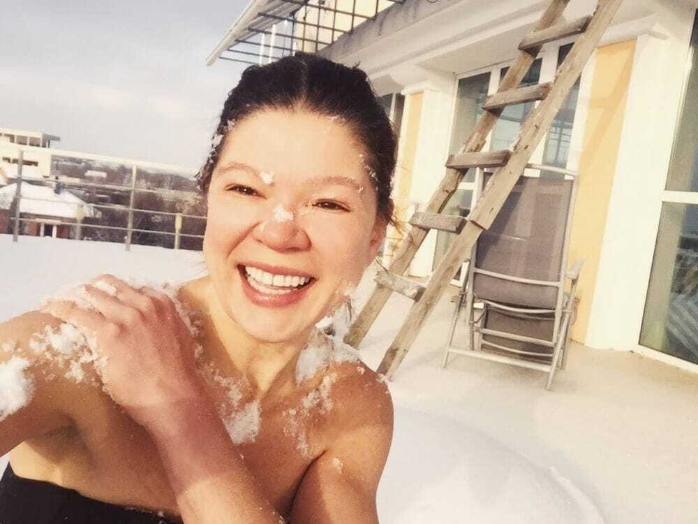 Счастливая Руслана выбежала на мороз в купальнике: фотофакт