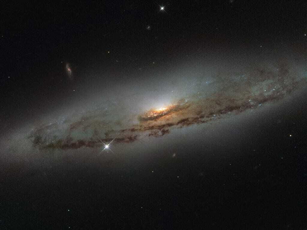 Hubble запечатлел галактику с энергией сотни тысяч Солнц: фотофакт