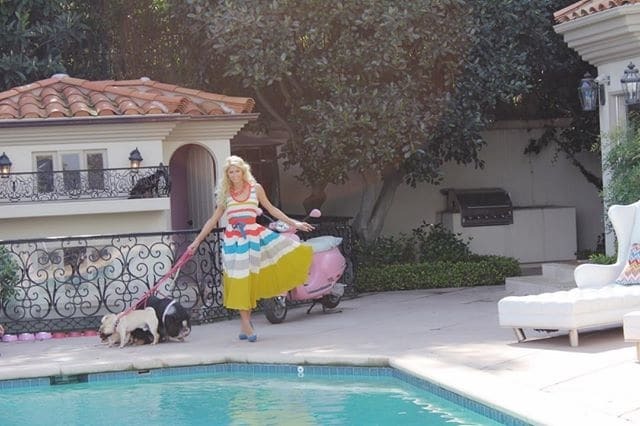 Пэрис Хилтон в ярком платье устроила прогулку с собаками вокруг бассейна