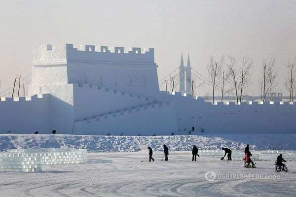 В Китае выстроили царство изо льда и снега: фоторепортаж 