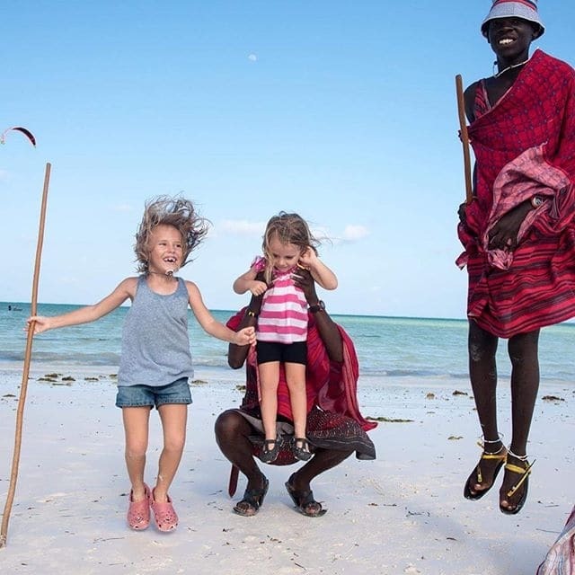 Круизное детство: пара растит дочерей на яхте во время путешествия по Карибам