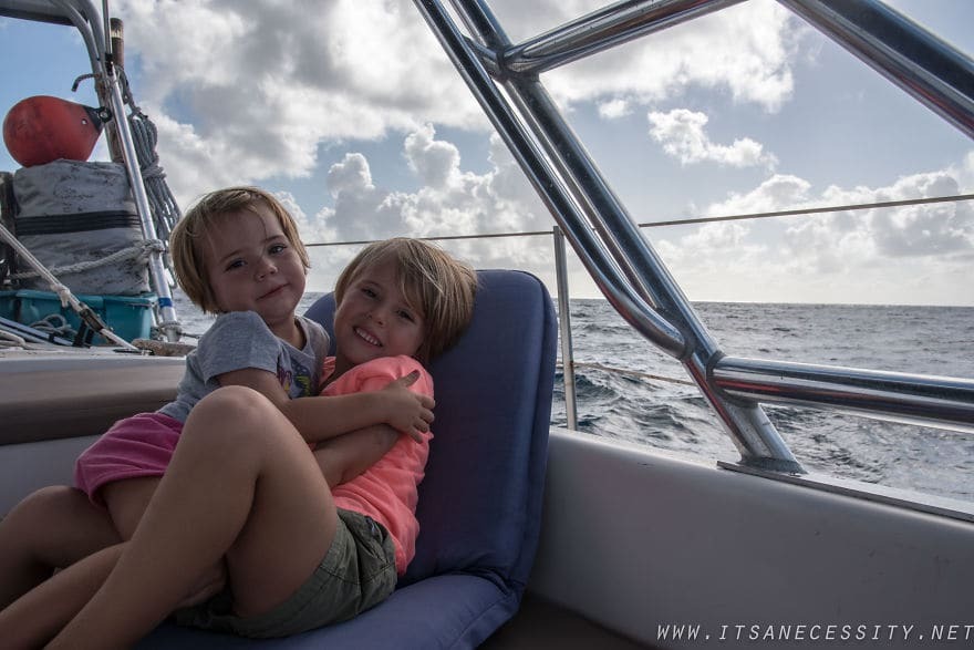 Круизное детство: пара растит дочерей на яхте во время путешествия по Карибам
