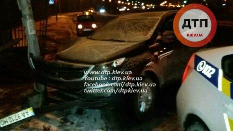 В Киеве на Троещине пьяный водитель KIA "разнес" остановку