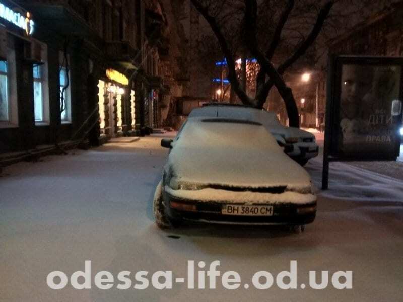 В Одессе машины автохамов занесло снегом: опубликованы фото