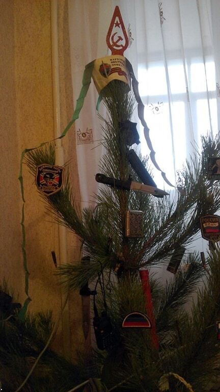 Терористи "ДНР" прикрасили ялинку зброєю та боєприпасами: опубліковані фото