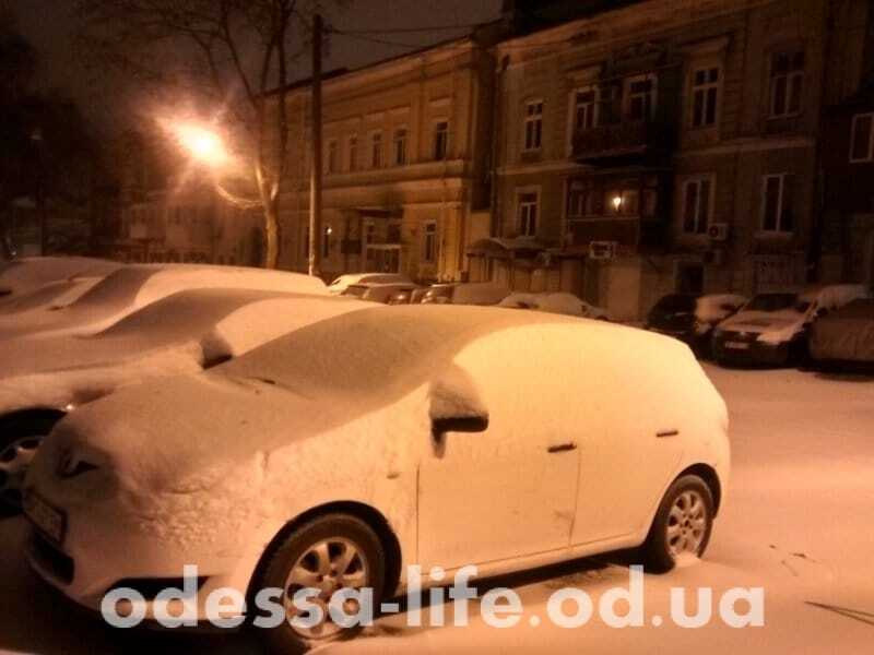 В Одессе машины автохамов занесло снегом: опубликованы фото