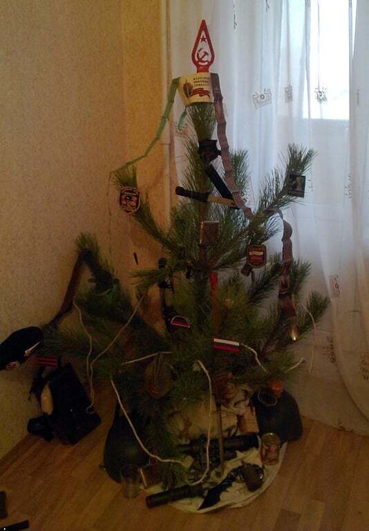 Террористы "ДНР" украсили елку оружием и боеприпасами