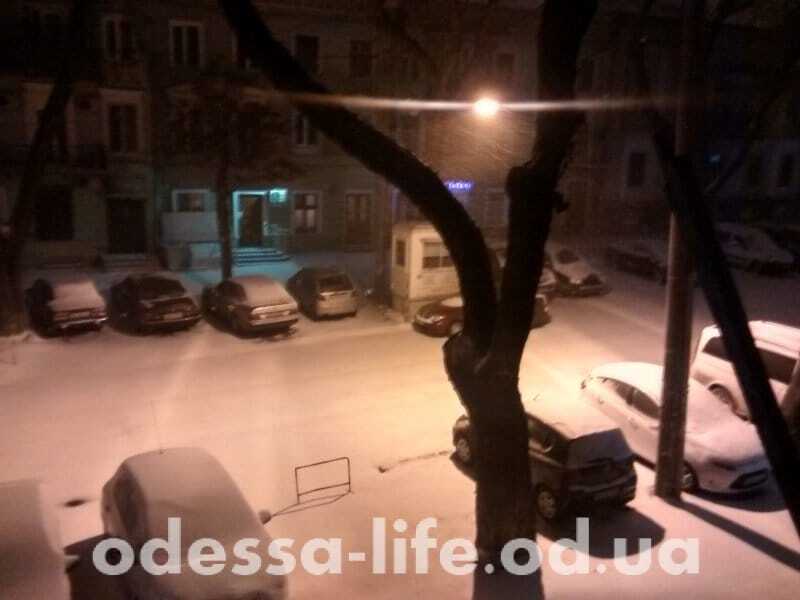 Кара небесна: в Одесі машини автохамів занесло снігом, опубліковані фото